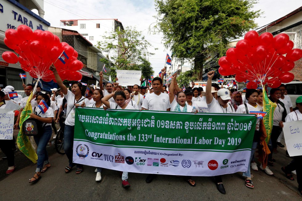 Camboyanos marchan durante la conmemoraciÃ³n del DÃ­a Internacional del Trabajo este miÃ©rcoles, en Phnom Penh.
