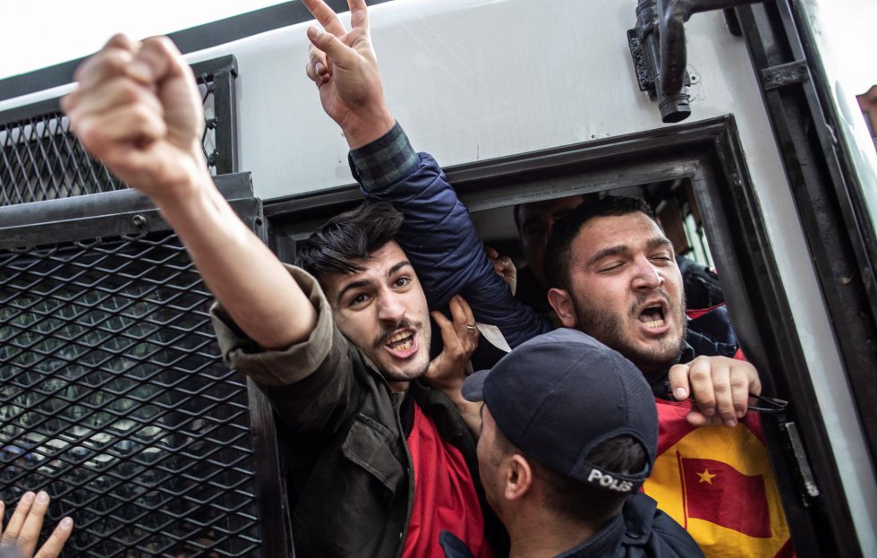 Manifestantes turcos son arrestados durante una protesta ilegal, este miÃ©rcolers, en la plaza Taksim en Estambul (TurquÃ­a) con motivo del DÃ­a Internacional del Trabajo.