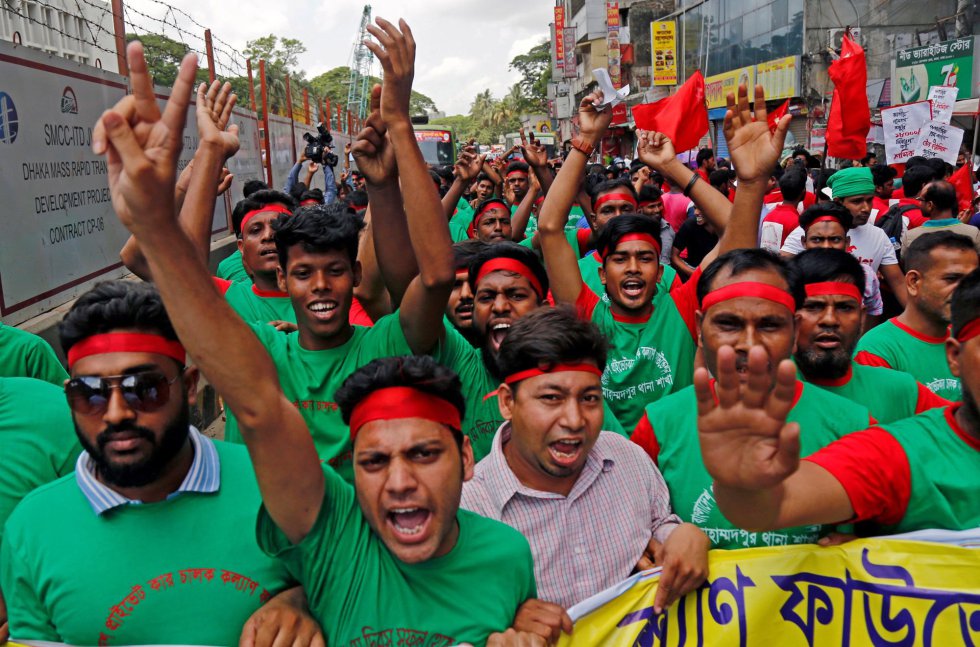 Varios trabajadores participan en una manifestaciÃ³n por el Primero de Mayo, este miÃ©rcoles, en Dacca (BangladÃ©s)