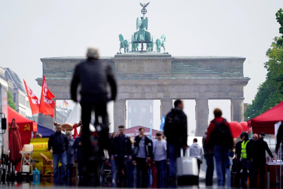 Ambiente en una manifestaciÃ³n para celebrar el DÃ­a Internacional del Trabajo frente a la Puerta de Brandeburgo, este miÃ©rcoles, en BerlÃ­n (Alemania).