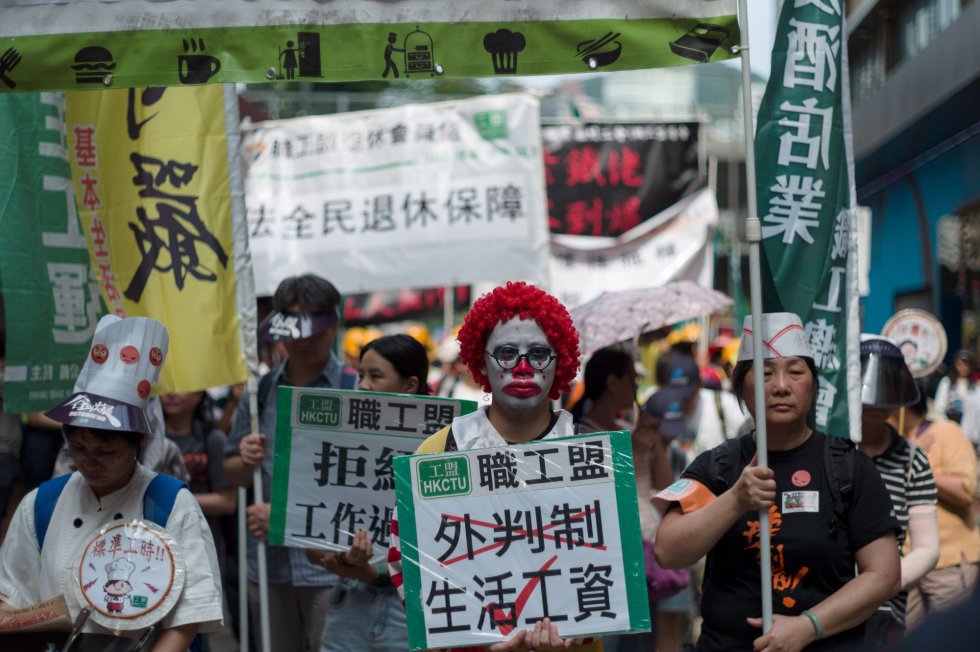 Una multitud participa en la manifestaciÃ³n convocada este miÃ©rcoles con motivo del DÃ­a Internacional del Trabajo, en Hong Kong (China). SegÃºn los convocantes, cerca de 4.000 personas de diferentes sindicatos han participado en las protestas para exigir una mejora en las condiciones laborales de los trabajadores.