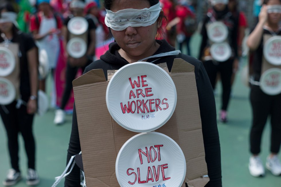 Trabajadores domÃ©sticos migrantes participan en la manifestaciÃ³n convocada, este miÃ©rcoles, con motivo del 1 de mayo, en Hong Kong (China). SegÃºn los convocantes, cerca de 4.000 personas de diferentes sindicatos han participado en las protestas para exigir una mejora en las condiciones laborales de los trabajadores.