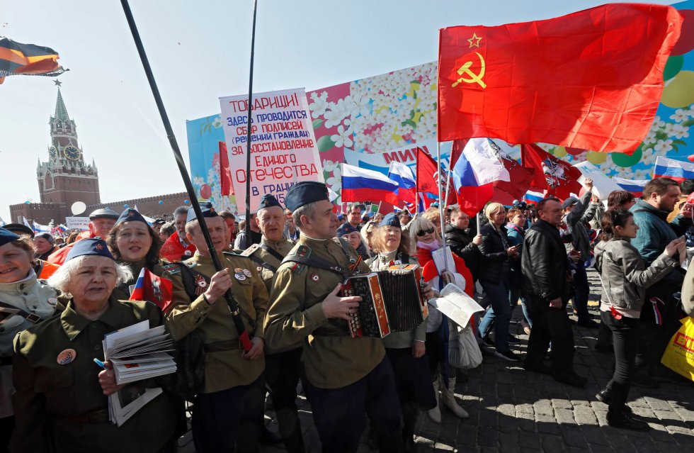 Una multitud celebra, este miÃ©rcoles, el DÃ­a Internacional del Trabajo en la plaza Roja de MoscÃº (Rusia).