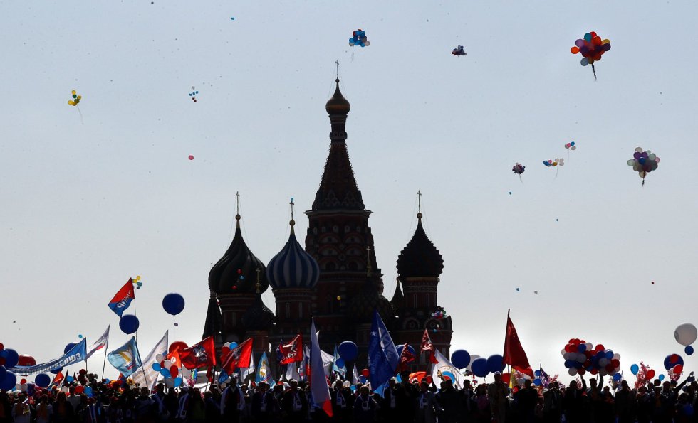Una multitud celebra, este miÃ©rcoles, el DÃ­a Internacional del Trabajo en la plaza Roja de MoscÃº (Rusia).