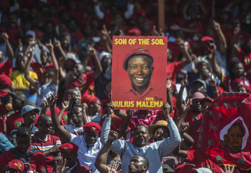 Simpatizantes del partido Economic Freedom Fighters (EFF) sostienen un cartel electoral del lÃ­der Julius Malema durante un Rally del Primero de Mayo en el municipio de Alexandra, Johannesburgo (SudÃ¡frica).