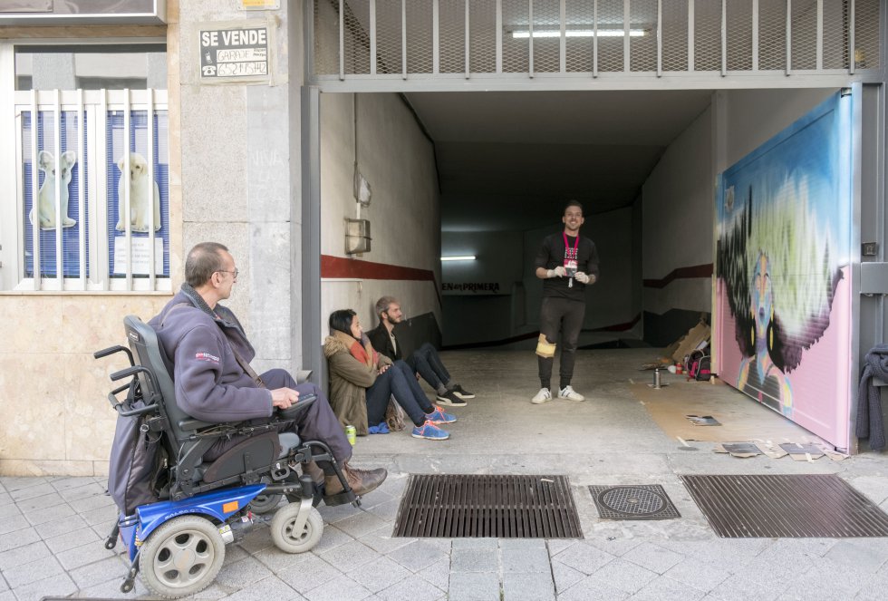 Cuando Inma Cid, la directora de la asociación ZOES, camina por el barrio no es extraño que la aborde algún vecino para preguntarle algo. Miguel Ãngel Cuesta, que contempla la obra del artista mallorquÃn Eric Persson en su silla de ruedas eléctrica, se acercó a Cid para hablarle de un proyecto sobre la esclavitud infantil que tenÃa en mente. Previamente una señora habÃa entrado en la asociación para informarse sobre el alquiler de una vivienda. Son las diferentes miradas y sensibilidades que conviven en un barrio con mucho arte.