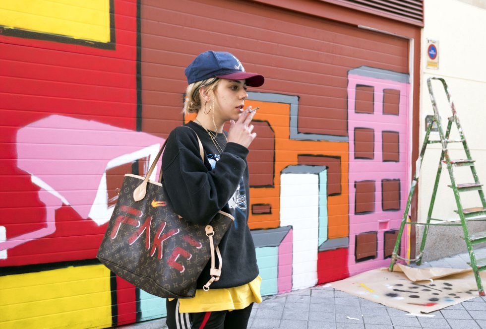 Ana Holmes acaba de volver de Bristol, la ciudad en la que nació Banksy, el artista callejero más popular (y desconocido). "Hay mucha obra, pero poca calidad", cuenta en referencia al número de murales y grafitis que abundan en esta ciudad del suroeste de Inglaterra. Esta pamplonesa de 22 años estudió dos cursos de Bellas Artes en Salamanca, luego se mudó a Barcelona y de ahà a Bristol. Primero fue kitchen porter (el que friega los platos en un restaurante), después trabajó en un almacén de piezas de automoción (âera como hacer crossfitâ) y por último ejerció de camarera. "Me quedé en el tercer nivel de inmigrante", cuenta con esa pizca de humor que sirve como autodefensa. Holmes, de padre inglés, explica su obra. "No tengo una técnica complicada. Es un trabajo que habla del tiempo que vivà en Barcelona, una ciudad que me agobiaba".