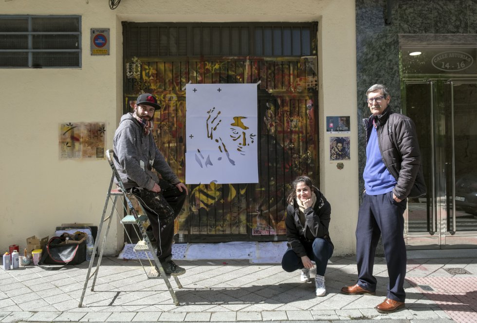 Este proyecto solo es posible gracias al entusiasmo de los vecinos. José MarÃa de la Cuesta es un buen ejemplo. Profesor jubilado de plástica y tecnologÃa y propietario de la cochera, eligió el diseño de Tim Bergmeier, Decoma (sentado en la escalera), para embellecer su garaje. En el centro, Elisa RodrÃguez, otra artista que participa en GalerÃa Urbana y que ha pintado un escarabajo local en la obra de Decoma. "Es fabuloso que se impulsen actividades culturales y artÃsticas", afirma el profesor. Decoma obtuvo el segundo premio, valorado en 400 euros.