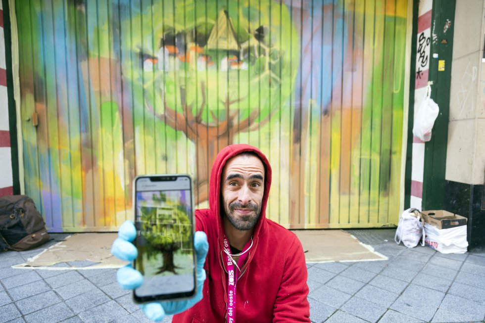 Esteban Loeschbor, alias Ban Pesk, es de Córdoba (Argentina) y se trasladó hace dos años a Granada, donde reside su hermana. "Vivo en la capital europea del grafiti", resume con una frase más propia del periodista que busca un titular llamativo. Este argentino menciona a sus referentes granadinos: El niño de las Pinturas, Drew o Los Jinetes del Apocalipsis. "Es muy lindo pintar en el contexto de toda esta gente", afirma este artista de 34 años, que se gana la vida con encargos para ilustrar libros y discos y crear murales en bares y garitos.