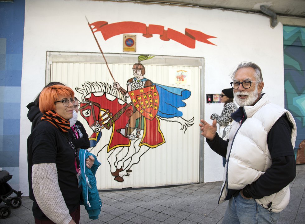 â¡No es El Cid!â, recuerda a cada instante José Vicente Ledesma, artista y vecino. Ãl mismo ha pintado la puerta de su garaje. "Se trata de Bernardo del Carpio. Mataron a este hombre y yo quiero resucitarloâ, les explica a otros concursantes que se acercan a ver su creación. El ilustre personaje es un caballero medieval que se mueve entre la leyenda y la realidad. Con la misma solemnidad, Ledesma explica el origen del hornazo, una empanada de carne de cerdo tÃpica de la región, en la comida de confraternación que ZOES organiza en su sede.