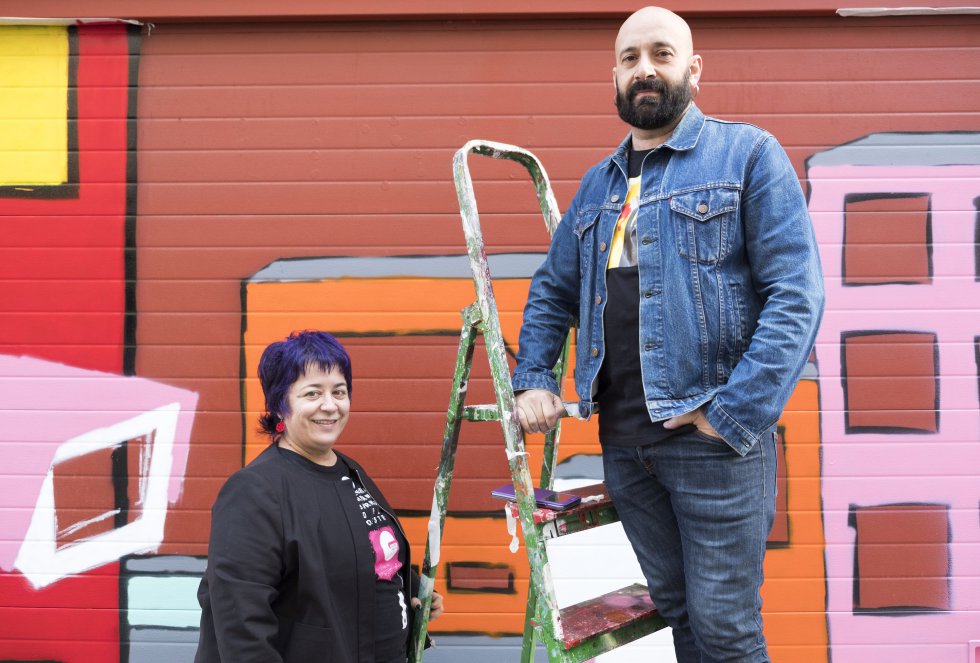 Inma Cid, directora de la asociación ZOES, y Felipe Piñuela, artista local involucrado en las actividades vecinales del barrio. "Inma maneja la logÃstica, se encarga de poner en marcha todas las iniciativas. Yo me responsabilizo de la parte artÃstica, de proponer ideas atrevidas", describe Piñuela el reparto de tareas en un colectivo que nació en 1977 para reclamar el asfaltado de las calles y mejorar el acceso al agua en las últimas plantas de los edificios. Desde hace seis años organizan GalerÃa Urbana, una iniciativa inspiradora en un lugar cada vez más turÃstico. En Salamanca viven 144.436 habitantes, según datos del Instituto Nacional de EstadÃstica de 2017; en torno a 10.000, en el Barrio del Oeste.