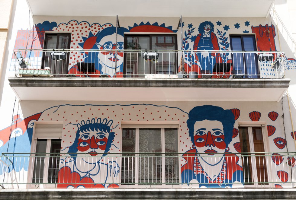 Los vecinos del número 4 de la calle JoaquÃn Costa son la envidia del barrio del Oeste (Salamanca). Desde el invierno pasado un mural de Ricardo Cavolo, un ilustrador local de reconocimiento internacional, adorna la fachada del edificio en el que viven. La obra, un homenaje a la mujer salmantina, se ha creado sobre un nuevo revestimiento de cerámica y mortero que hace que en sus casas de los años cincuenta haga menos frÃo en invierno y menos calor en verano. Esta fusión de arte y eficiencia energética es una de las iniciativas que se puede encontrar en FeliZiudad, la plataforma digital de Renault que ilustra las buenas prácticas destinadas a mejorar la calidad de vida en las ciudades. La asociación vecinal ZOES, con gran arraigo en el barrio, ha contado con el apoyo de la Universidad de Salamanca, el colegio de arquitectos, la Cámara de Comercio y empresas privadas para convertir este bloque de pisos en un ejemplo de intervención urbanÃstica.