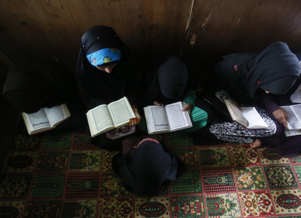 Un grupo de niÃ±os musulmanes de Cachemira asisten a las clases de recitaciÃ³n del Sagrado CorÃ¡n durante el primer dÃ­a del mes de ayuno, en Srinagar, el 7 de mayo de 2019.
