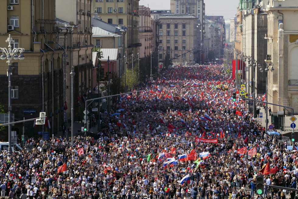 En Rusia y otros países del espacio post-soviético se suele decir que cada familia perdió a alguien en la Gran Guerra. Además de las fotos de sus seres queridos, en la marcha del Regimiento Inmortal muchos portan la bandera de la Victoria. Es la enseña roja, con los datos de su división, que levantaron tres soldados del Ejército Rojo en el edificio del Reichstag en Berlín, el 1 de mayo de 1945, un día después de que Hitler se suicidara. En la foto, la marcha de Moscú.