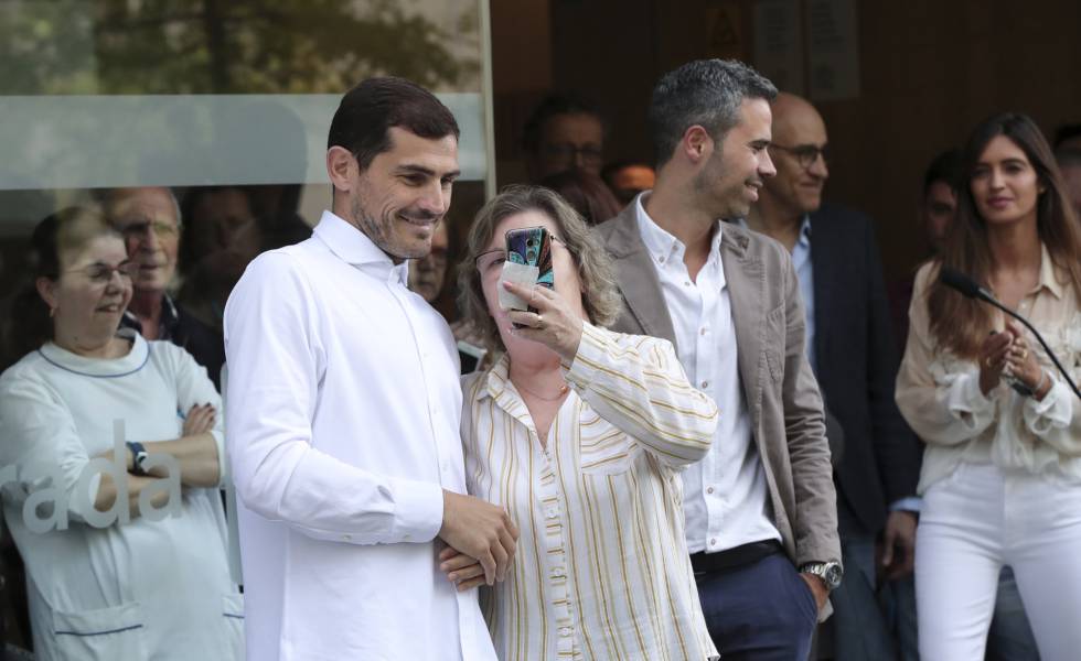 Iker Casillas posa para una foto a su salida del hospital, donde fue ingresado el pasado miércoles tras sufrir un infanto de miocardio durante un entrenamiento, en Oporto (Portugal), el 7 de mayo de 2019.