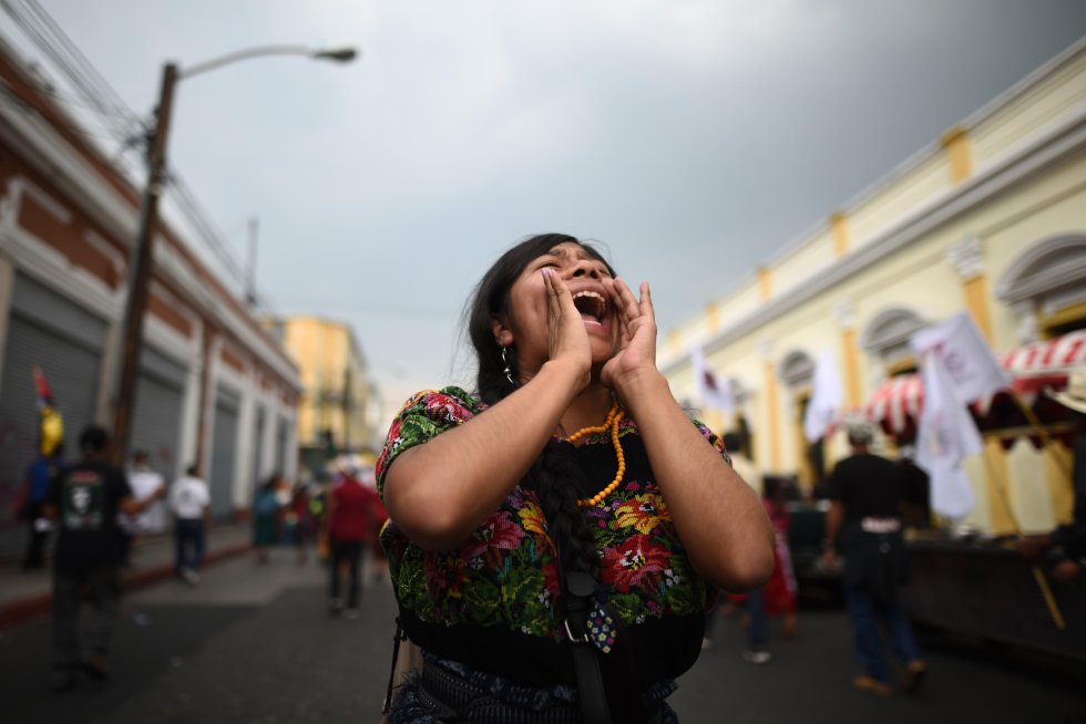 Cientos de indígenas, campesinos y activistas participan en la llamada 'Marcha de la Dignidad por la Vida y la Justicia', para exigir el fin de la corrupción y la persecución, en Ciudad de Guatemala (Guatemala), el 8 de mayo de 2019.