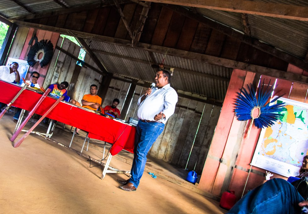 Eduardo MorimÃ£, indÃ­gena de la etnia apiaka que vive en la aldea Mayrob, en el municipio de Juara, en el norte del estado brasileÃ±o de Mato Grosso, durante una asamblea para impedir la instalaciÃ³n de la hidroelÃ©ctrica de Castanheira en el rÃ­o Arinos, en el municipio de Juara. Morima procura informar y reunir a los pueblos afectados para organizar una resistencia conjunta.