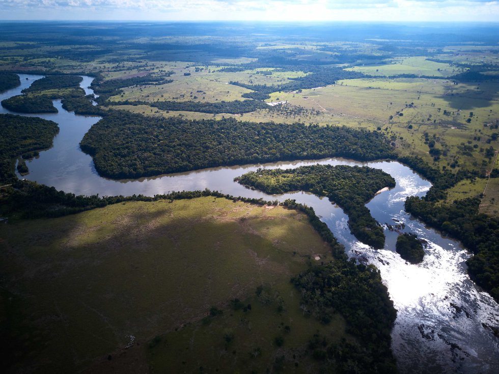 IndÃ­genas y ribereÃ±os del sur de la Amazonia de Brasil se estÃ¡n movilizando para impedir la invasiÃ³n de mÃ¡s de 139 centrales en la cuenca del rÃ­o Juruena. En la imagen, una vista aerea del riÌo Arinos, en el norte de Mato Grosso, sobre el cual se busca instalar la hidroeleÌctrica de Castanheiras, en el municipio de Juara. El rÃ­o Arinos baÃ±a la parte baja de la cuenca del rÃ­o Juruena, que desemboca en el rÃ­o TapajÃ³s hasta llegar al caudaloso Amazonas.