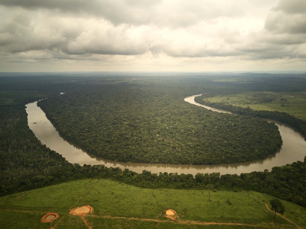 MÃ¡s allÃ¡ de los impactos sobre la flora y la fauna de los rÃ­os afectados, asÃ­ como las poblaciones desplazadas, la construcciÃ³n de centrales hidroelÃ©ctricas implica un aumento de los Ã­ndices de deforestaciÃ³n en la regiÃ³n, como se aprecia en esta imagen del riÌo dos Peixes.