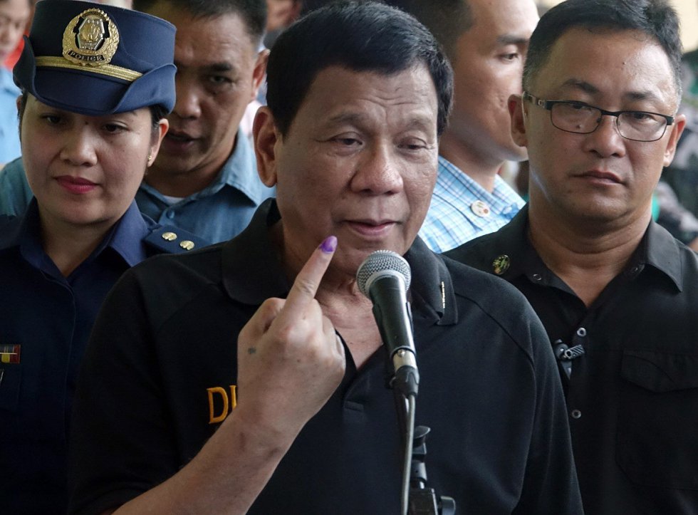 El presidente filipino, Rodrigo Duterte, se dirige a medios de comunicaciÃ³n en un colegio electoral tras ejercer su derecho al voto, este lunes, en Davao.