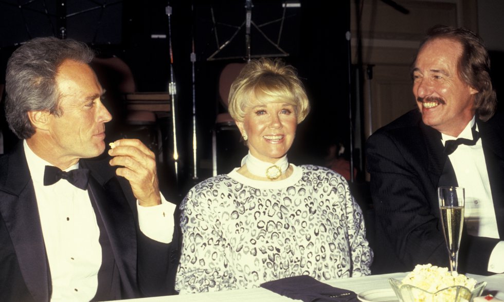 El actor Clint Eastwood, la actriz Doris Day y el músico John Phillips en la Gala del Festival de Cine de Monterey, el 7 de febrero de 1987, en el Hotel Hyatt Regency.