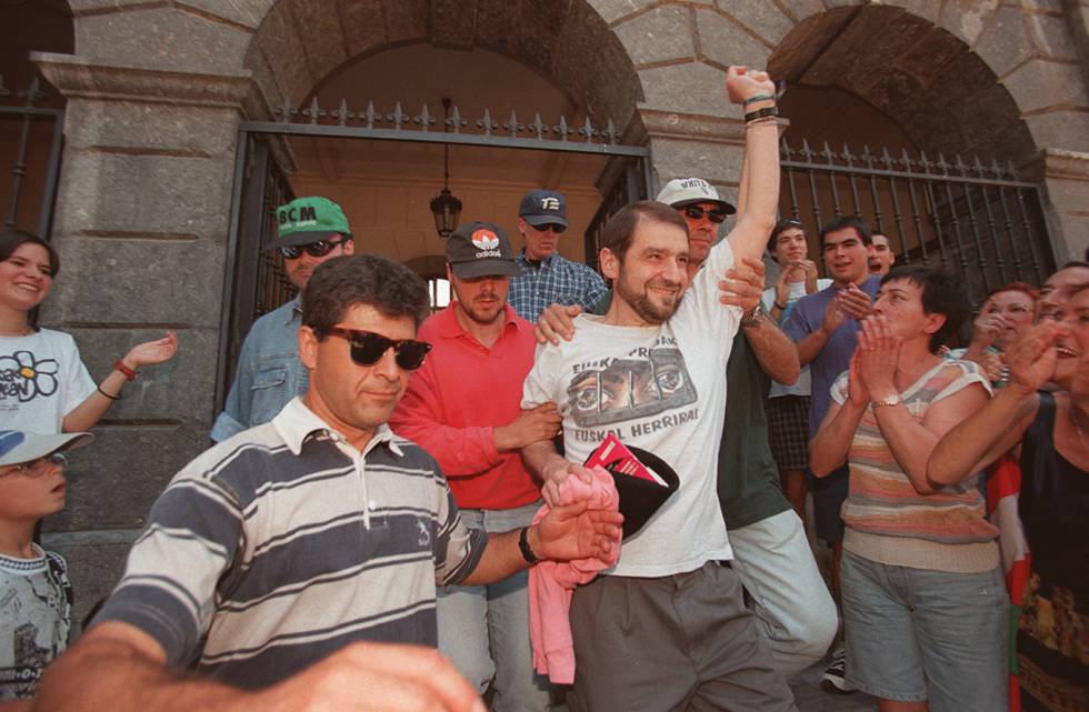 Josu Ternera, sale del Ayuntamiento de Miravalles (Vizcaya), tras tomar posesiÃ³n de su cargo como concejal en 1999.