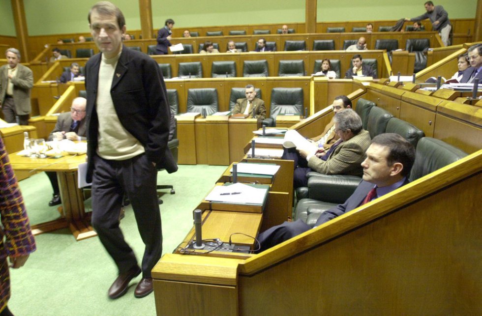 Josu Ternera, parlamentario de Euskal Herritarrok, pasa frente al lehendakari Juan JosÃ© Ibarretxe (sentado), durante un pleno sobre la violencia de ETA en 2000.