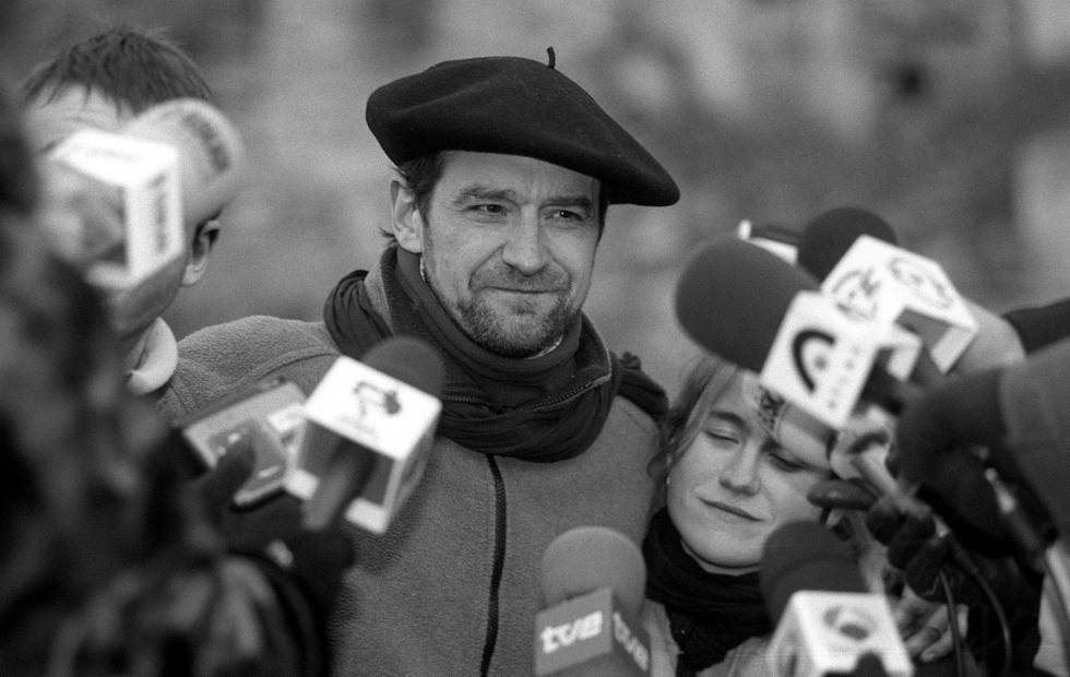 Josu Ternera, a su salida de la cÃ¡rcel de Nanclares de Oca (Ãlava) tras ser puesto en libertad por el Tribunal Supremo, en enero de 2000.