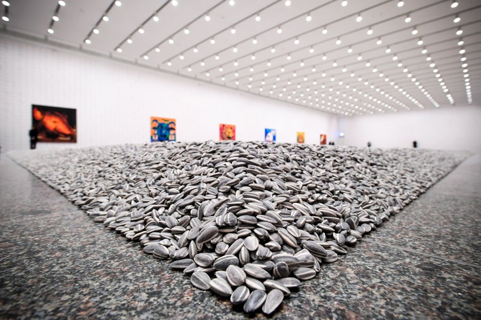 Imagem mostra uma obra de arte composta de 100 toneladas de sementes de girassol feitas de porcelana, pelo artista chinÃªs Ai Weiwei, durante sua atual exposiÃ§Ã£o na Europa, a maior que ele jÃ¡ realizou atÃ© agora, nesta quinta-feira em Dusseldorf (Alemanha).