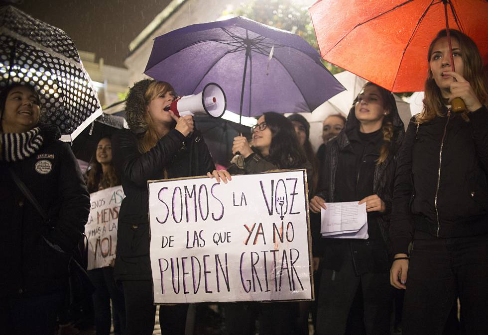  En febrero de 2016 se puso en marcha el Fondo de Becas Fiscal Soledad Cazorla, una iniciativa que puso en marcha la familia de Cazorla, en su honor y para continuar con su trabajo: ella fue la primera fiscal de violencia de gÃ©nero, fallecida un aÃ±o antes. Aquellas primeras ayudas fueron a cuatro huÃ©rfanos, dos niÃ±os, una niÃ±a y una joven.  En la imagen, una concentraciÃ³n en Sevilla por el DÃ­a contra la violencia de gÃ©nero. 