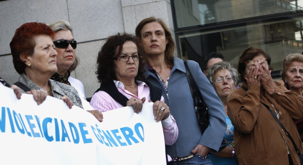  En noviembre de 2010 se modificaron los artÃ­culos 756 y 855 del CÃ³digo Civil para que los condenados por violencia machista (incluÃ­a maltrato, asesinato y atentar contra la libertad de pareja o los hijos que convivan con ellos) no pudieran quedarse con el patrimonio de su pareja. Algo que ocurrÃ­a hasta ese momento. TambiÃ©n aquel aÃ±o se reformÃ³ el CÃ³digo Penal para impedir que los hombres en medio de un proceso penal por violencia machista pudiesen obtener la custodia individual de sus hijos.  En la imagen, una concentraciÃ³n en Getafe el 15 de octubre por el asesinato de Piedad Torralbo, a la que su pareja matÃ³ y despuÃ©s se suicidÃ³. 