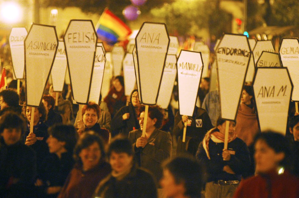 En la imagen, la manifestaciÃ³n del 8M en Valencia. Las mujeres llevaron carteles con los nombres de asesinadas. Aquel marzo se aÃ±adieron otros seis nombres a esa lista. Entre ellos, el de EncarnaciÃ³n Rubio. La primera vÃ­ctima mortal de violencia de gÃ©nero con orden de protecciÃ³n fue asesinada en el cruce de CÃºllar-Vega (Granada). HabÃ­a denunciado a su marido, Francisco JimÃ©nez Uceda, que tenÃ­a prohibido acercarse a menos de 100 metros del chalÃ© en el que ella vivÃ­a. No le importÃ³. El 31 de marzo la atropellÃ³ tres veces mientras ella trabajaba, limpiando las calles de la zona residencial de El Ventorrillo.