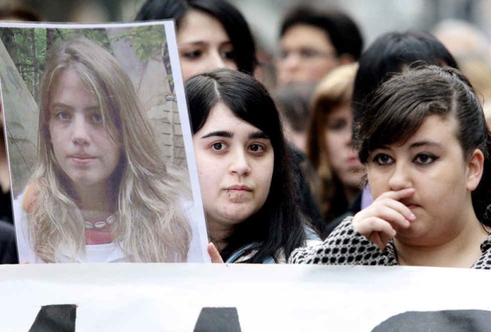 Uno de cada diez maltratadores con orden de alejamiento empiezan a llevar en 2009 las pulseras de localizaciÃ³n previstas en la Ley Integral contra la Violencia de GÃ©nero de 2004. La medida llegÃ³ con retraso a la mayorÃ­a de comunidades. Hasta 2009, solo Madrid y Baleares habÃ­an puesto en marcha el sistema.  En la imagen, una manifestaciÃ³n en Bilbao en apoyo a la familia de la joven asesinada en Sevilla, Marta del Castillo, el 28 de febrero de 2009. Su cuerpo aÃºn no ha aparecido. 