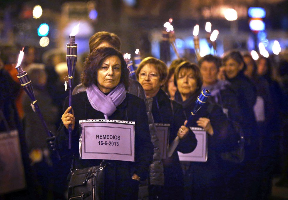  En 2013, el Gobierno comenzÃ³ a recopilar los datos de menores asesinados por violencia machista. Desde entonces, son 28. De ellos, 21 fueron asesinados por su padre biolÃ³gico.  En la imagen, una manifestaciÃ³n organizada por la Xarxa Feminista de Valencia por el DÃ­a Internacional contra la Violencia de GÃ©nero. En ella, las mujeres portaron antorchas y esquelas en recuerdo de las vÃ­ctimas .