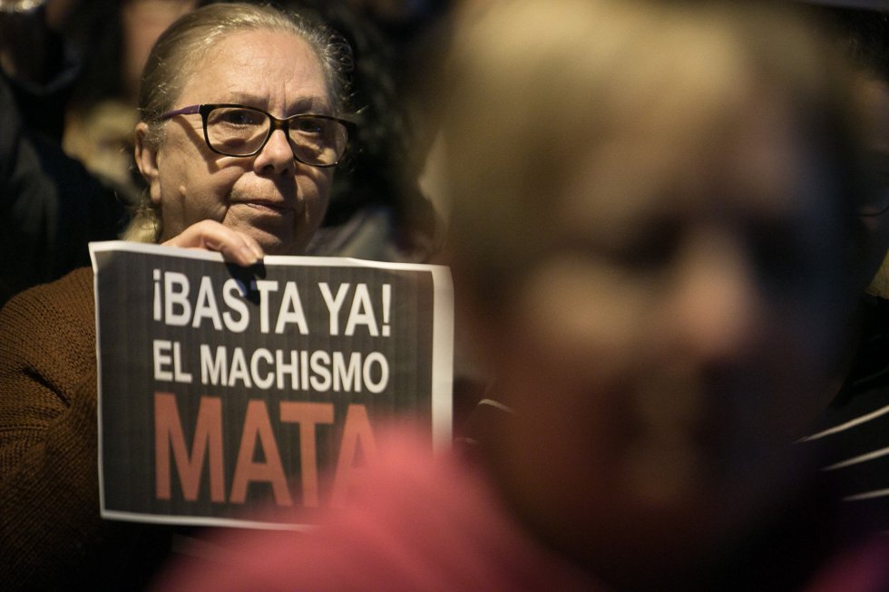  En la imagen, una mujer sostiene un cartel con el lema "Â¡Basta Ya!, el machismo mata". Era una concentraciÃ³n, el 22 de febrero de 2017, contra la violencia de gÃ©nero en la plaza de la Vila, frente al Ayuntamiento de Santa Perpetua de la Mogoda (comarca del VallÃ©s Occidental, Barcelona). En esa localidad, un hombre sobre el que pesaba una orden de alejamiento, habÃ­a sesinado a su pareja.  Aquel septiembre, el Congreso de los Diputados aprobÃ³ las 213 medidas para poner en marcha el Pacto de Estado contra la violencia machista. La propuesta saliÃ³ adelante con 278 votos a favor y 65 abstenciones de los diputados de Unidos Podemos y algunos del Grupo Mixto, porque les pareciÃ³ un "pacto de mÃ­nimos". 