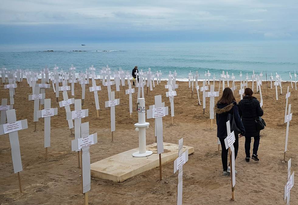  La playa del FortÃ­ de VinarÃ²s, en CastellÃ³n, se llenÃ³ de cruces en marzo de 2018. Era parte de una exposiciÃ³n: 731 cruces que representaron a las mujeres asesinadas hasta ese momento por violencia machista. El pasado aÃ±o se registrÃ³ la cifra mÃ¡s baja desde que se recuentan datos oficiales: 47.  TambiÃ©n el aÃ±o pasado los avances en el Ã¡mbito judicial fueron significativos: el Supremo interpretÃ³ por primera vez en quÃ© casos hay que aplicar la agravante de gÃ©nero, estableciÃ³ que ya no hacÃ­a falta probar la intenciÃ³n machista para que una agresiÃ³n fuese violencia de gÃ©nero, e inclusÃ³ dictÃ³ cÃ³mo se tiene que medir la distancia en las Ã³rdenes de alejamiento. Para la fiscal de violencia de gÃ©nero Flor de Torres, todo es cuestiÃ³n de "empatÃ­a". "La justicia tiene que ser el espejo de una realidad, nosotros hemos de hacer bien nuestro trabajo, llegando al equilibrio de que la sociedad entienda las resoluciones judiciales y la justicia haga lo propio con las demandas sociales". 