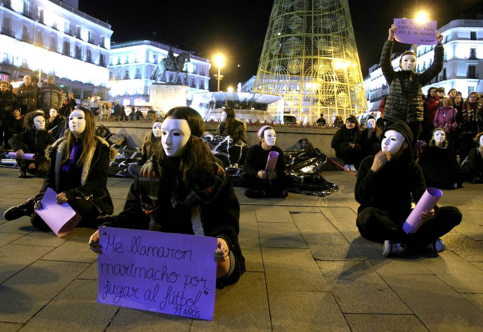  La violencia de gÃ©nero no afecta solo a las mujeres, los menores tambiÃ©n son vÃ­ctimas directas e indirectas del machismo. En 2015, entrÃ³ en vigor la Ley de ProtecciÃ³n de la Infancia y la Adolescencia. Hasta ese momento, los menores no estaban contemplados como vÃ­ctimas, algo que los juristas y colectivos feministas llevaban tiempo reclamando.  En la imagen, varias jÃ³venes protestan contra la violencia machista en la Puerta del Sol de Madrid, coincidiendo con el DÃ­a Internacional contra la violencia de gÃ©nero. 