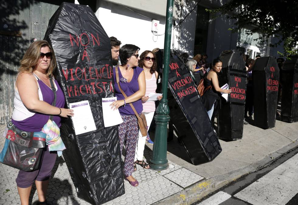  En diciembre de 2014 hubo un lunes negro. Tres muertos, una mujer herida y dos suicidios en 24 horas. En Valladolid, Paterna (Valencia) y Bilbao. La fiscal jefe de Valencia Teresa Gisbert advirtiÃ³ en aquel entonces: âHay que ponerse las pilas y ver quÃ© estamos haciendo mal todos. De entrada, hay que invertir mucho mÃ¡s en prevenciÃ³n y en educaciÃ³n. Esa es una parte de la Ley Integral de Violencia de GÃ©nero que no se ha desarrollado de manera completaâ. Una peticiÃ³n que todavÃ­a, en 2019, siguen haciendo expertas, juristas y colectivos feministas.  En la imagen, un grupo de mujeres se manifiestan contra la violencia machista ante al Parlamento gallego en Santiago de Compostela, en septiembre de 2014. 