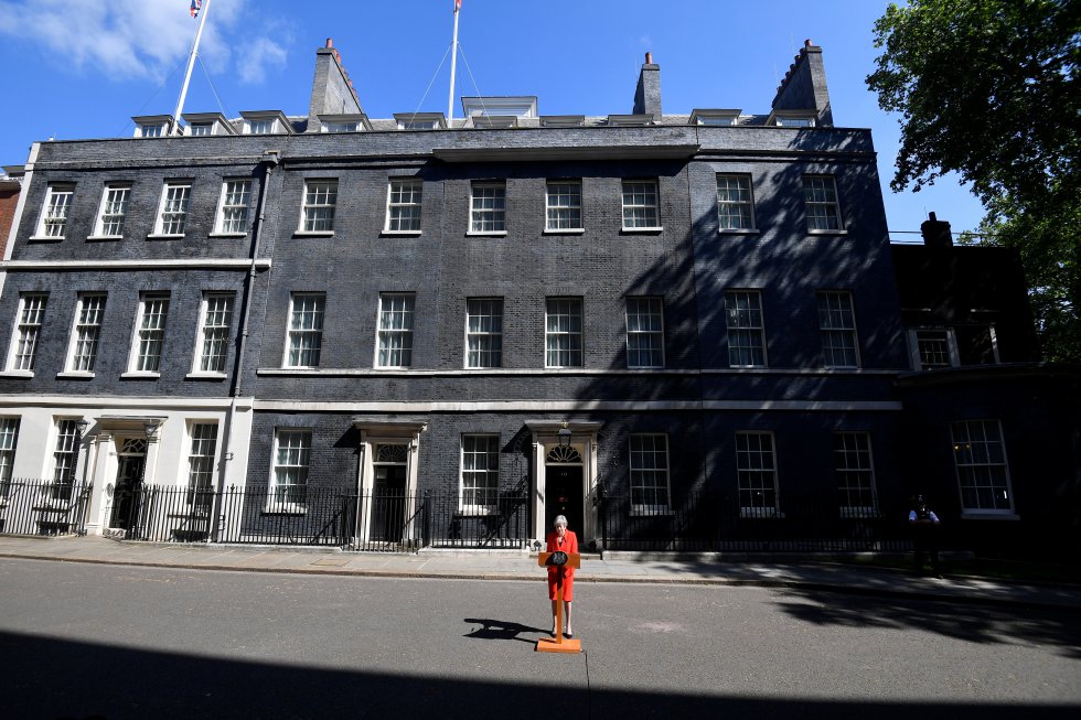 La 'premier' ha lamentado no haber logrado el consenso necesario en el Parlamento para sacar adelante el acuerdo del Brexit, aunque ha defendido que creía que su forma de actuar era la "adecuada". "Lamentablemente no lo he conseguido", ha declarado. En la imagen, May, en Downing Street este viernes.