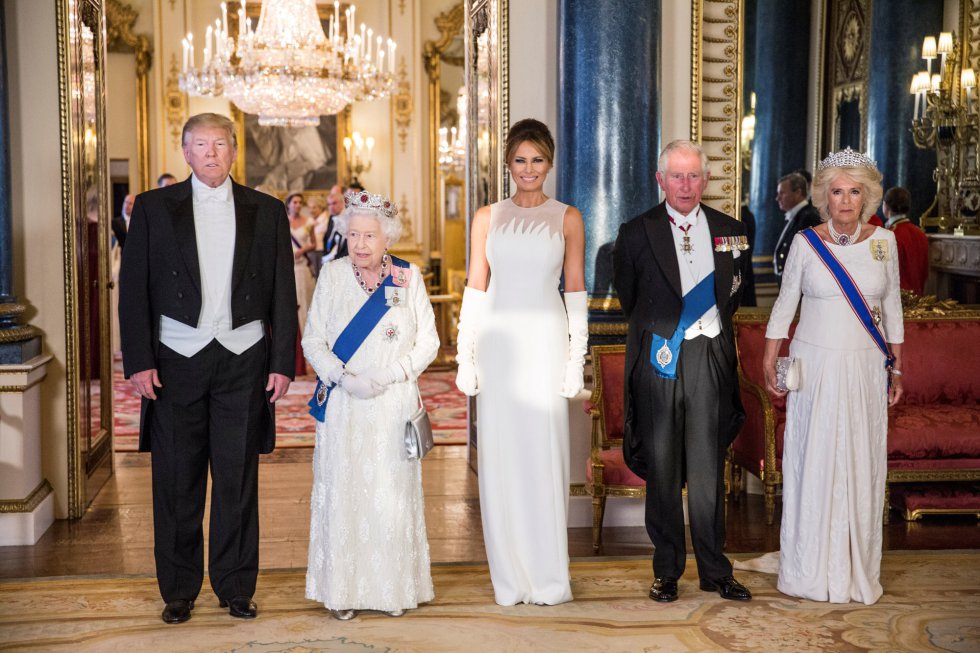 Isabel II con el matrimonio Trump, el prÃ­ncipe Carlos y Camilla antes de la cena.