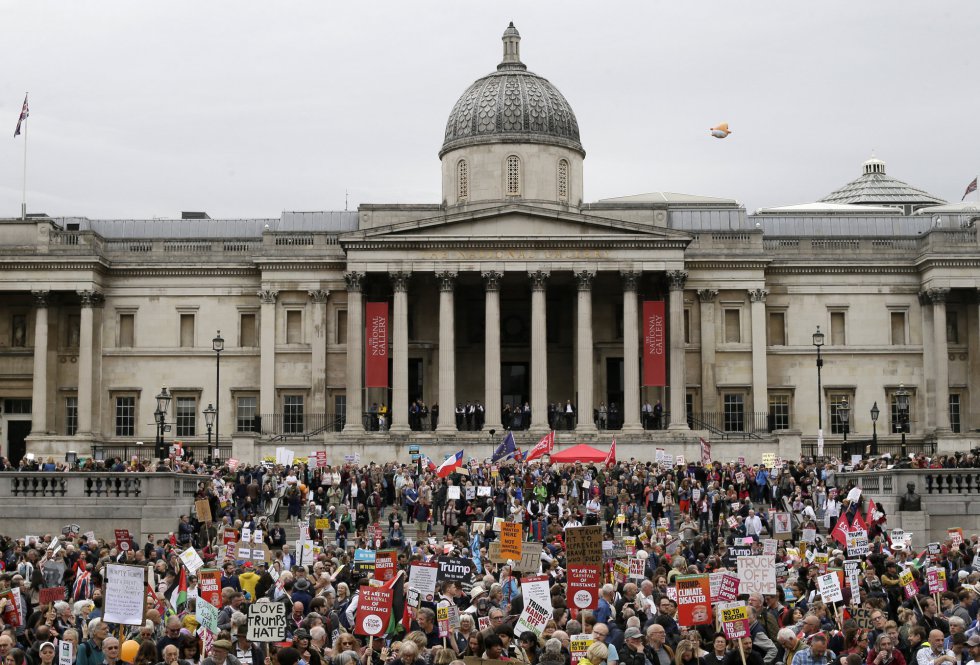 Concentración contra la visita del presidente de los Estados Unidos, Donald Trump, en Trafalgar Square, en el centro de Londres, este martes.