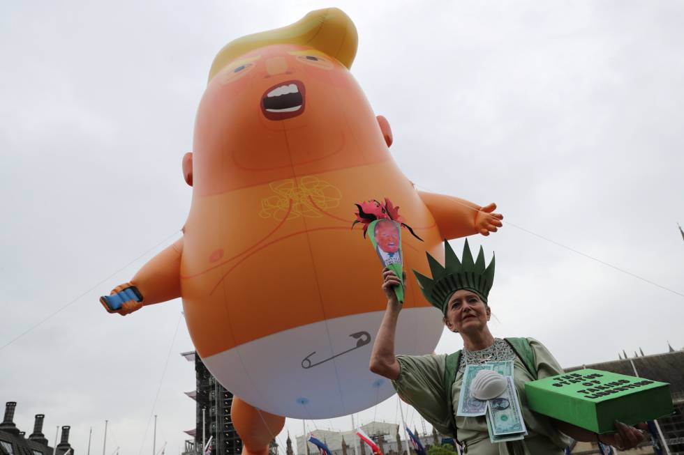 Una mujer disfrazada de la Estatua de la Libertad junto al 'Baby Trump' durante las protestas en Londres, este martes.