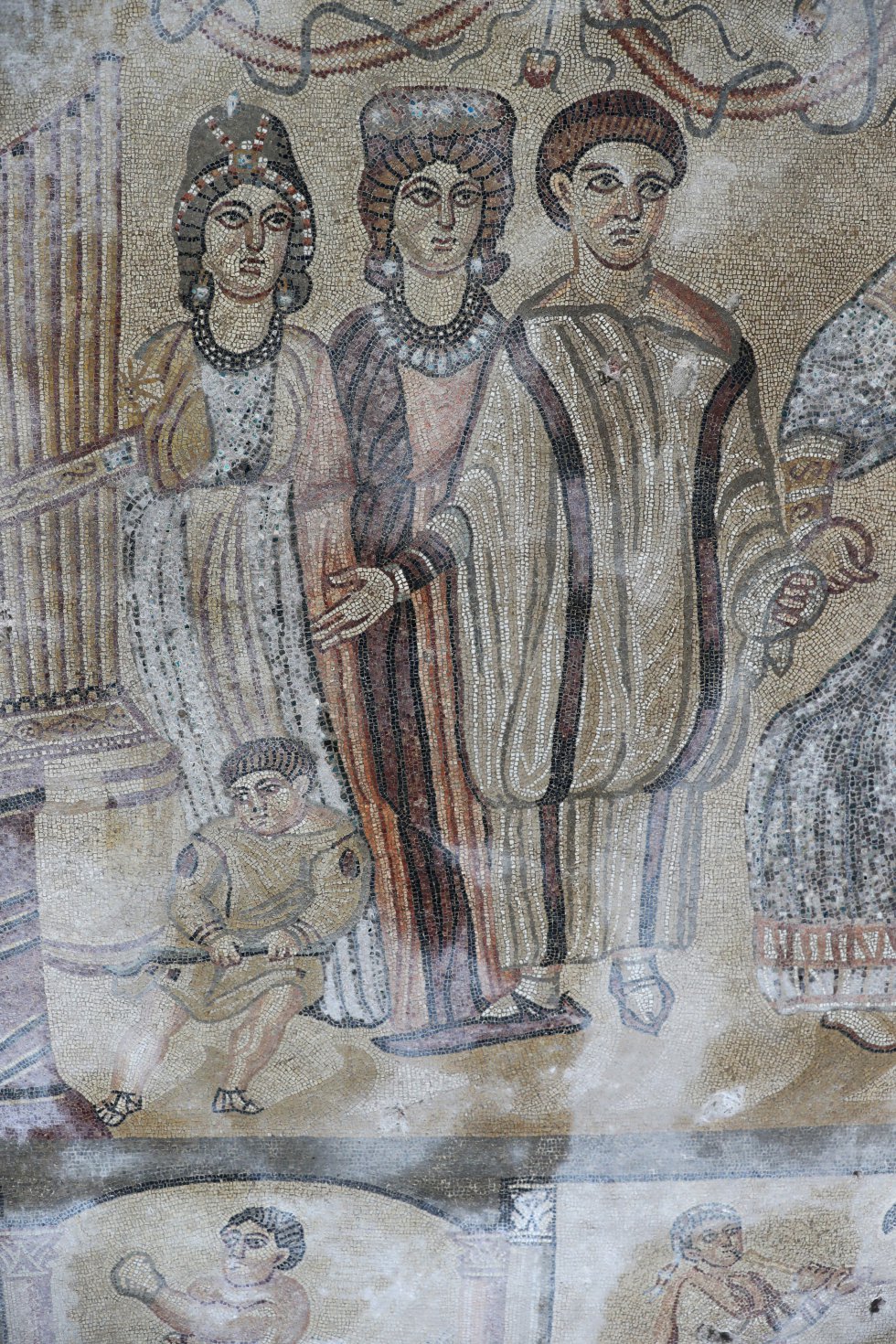 5Detalle de una de las dos pantomimas que fueron representadas en el mosaico. Uno de los personajes lleva un escarpín largo y sólido con el que marcaba los 'tempos' de la música. Es una de las escasas representaciones que existen en el mundo.