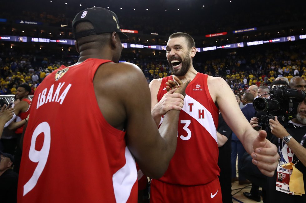 Serge Ibaka y Marc Gasol de los Toronto Raptors celebran la victoria en la final de la NBA frente a los Golden State Warriors, el 13 de junio de 2019, en Oakland, California, Estados Unidos.