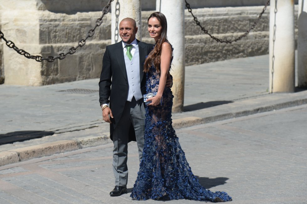 El jugador Roberto Carlos junto a su esposa, Mariana Luccon.