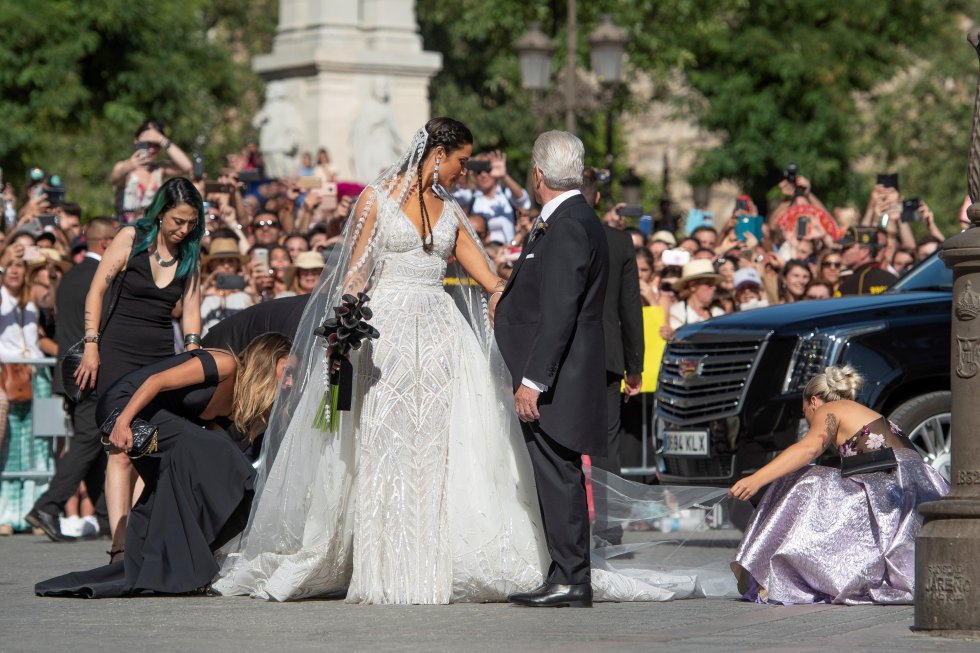 La presentadora Pilar Rubio, junto a su padre, a su llegada a la catedral de Sevilla.