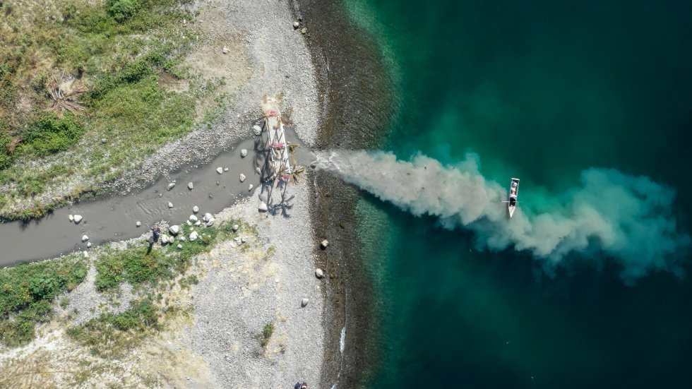 El lago AtitlÃ¡n constituye la reserva de agua dulce mÃ¡s importante de la regiÃ³n. 300.000 habitantes, la mayorÃ­a indÃ­genas mayas, viven en sus alrededores. Pero la contaminaciÃ³n se ceba con este recurso natural. La construcciÃ³n de un megacolector que supuestamente limpiarÃ­a sus aguas enfrenta a una asociaciÃ³n con los vecinos, que consideran que la industria les va a arrebatar su bien mÃ¡s preciado.