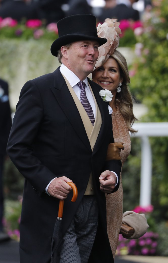 Los reyes de Holanda en el paddock de Ascot.