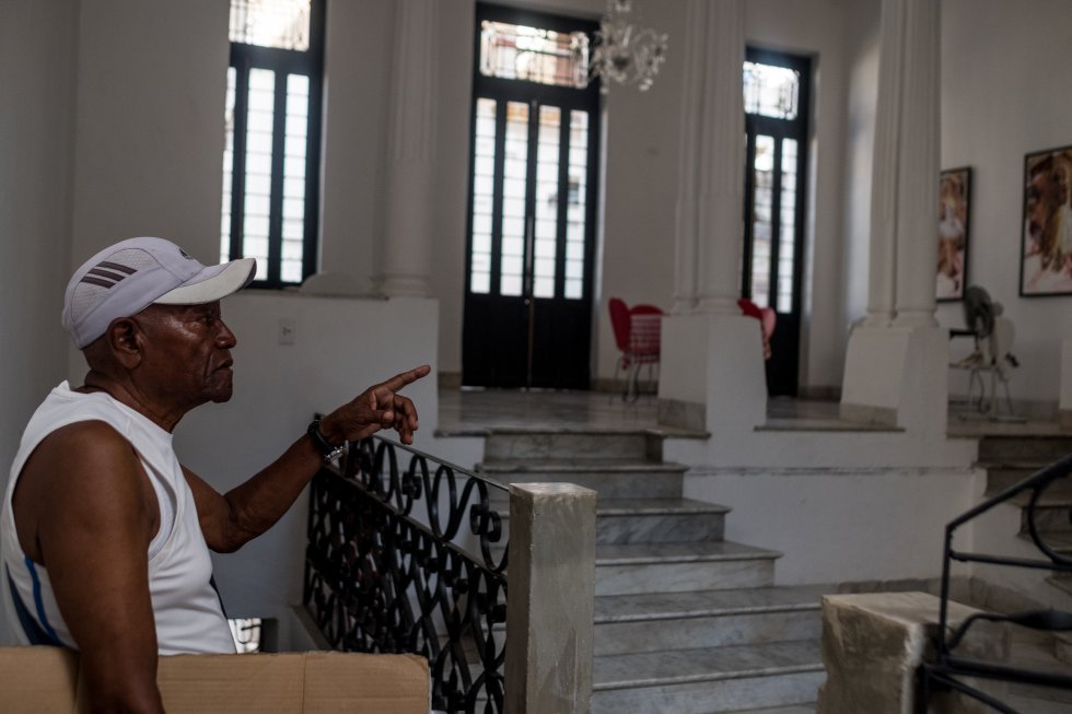 MarÃ­o DÃ­a se dedica a vender casas de lujo porque la comisiÃ³n es mucho mÃ¡s alta. La venta de casas es legal en Cuba desde 2012. Los precios han subido, pero la mayorÃ­a de los cubanos no tiene dinero para comprar.