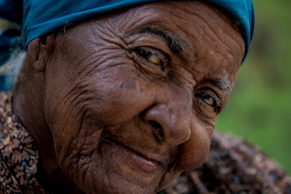 Lidia Heredia Grinom tiene 86 aÃ±os y comparte casa con su hijastra enferma. Su marido muriÃ³ hace 15 aÃ±os. Por las tardes, vende cigarrillos y bolsas de plÃ¡stico en una concurrida calle que lleva a la estaciÃ³n de autobuses de Santiago de Cuba. Necesita esos ingresos adicionales para vivir.